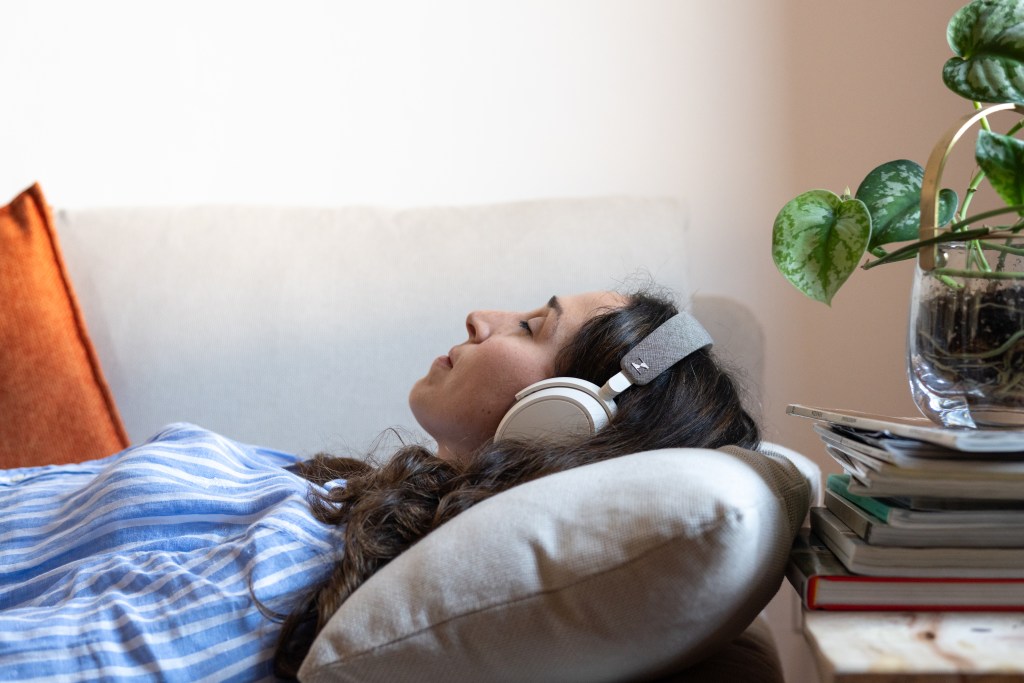 A woman having a deep relaxation listening to the Sonaura Playlists
